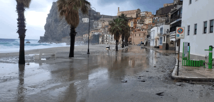 Ιταλία: Κακοκαιρία και σφοδρότατη θαλασσοταραχή στη Σκύλλα – Το παραλιακό μέτωπο «παρασύρθηκε» από τους ανέμους, ενώ η θάλασσα «κατάπιε» ακόμα και τον δρόμο.