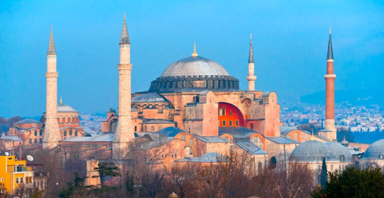 Read more about the article Κωνσταντινούπολη: Καθηγητής γεωφυσικής αποκαλύπτει μέχρι πόσα ρίχτερ μπορεί να αντέξει η Αγία Σοφία – Αλώβητη από τον πρόσφατο σεισμό των 6.2 Ρίχτερ