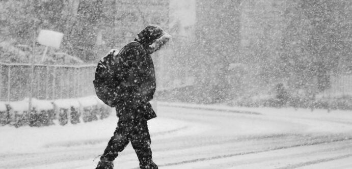 Με ραγδαία πτώση της θερμοκρασίας και χιονοπτώσεις ακόμα και μέσα σε μεγάλες πόλεις ξεκινάει η νέα εβδομάδα – Τα υψόμετρα των χιονοπτώσεων