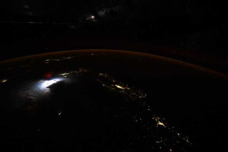 Read more about the article The Rare “Sprite” Phenomenon: NASA Astronaut Captures Mysterious Light Over Panama