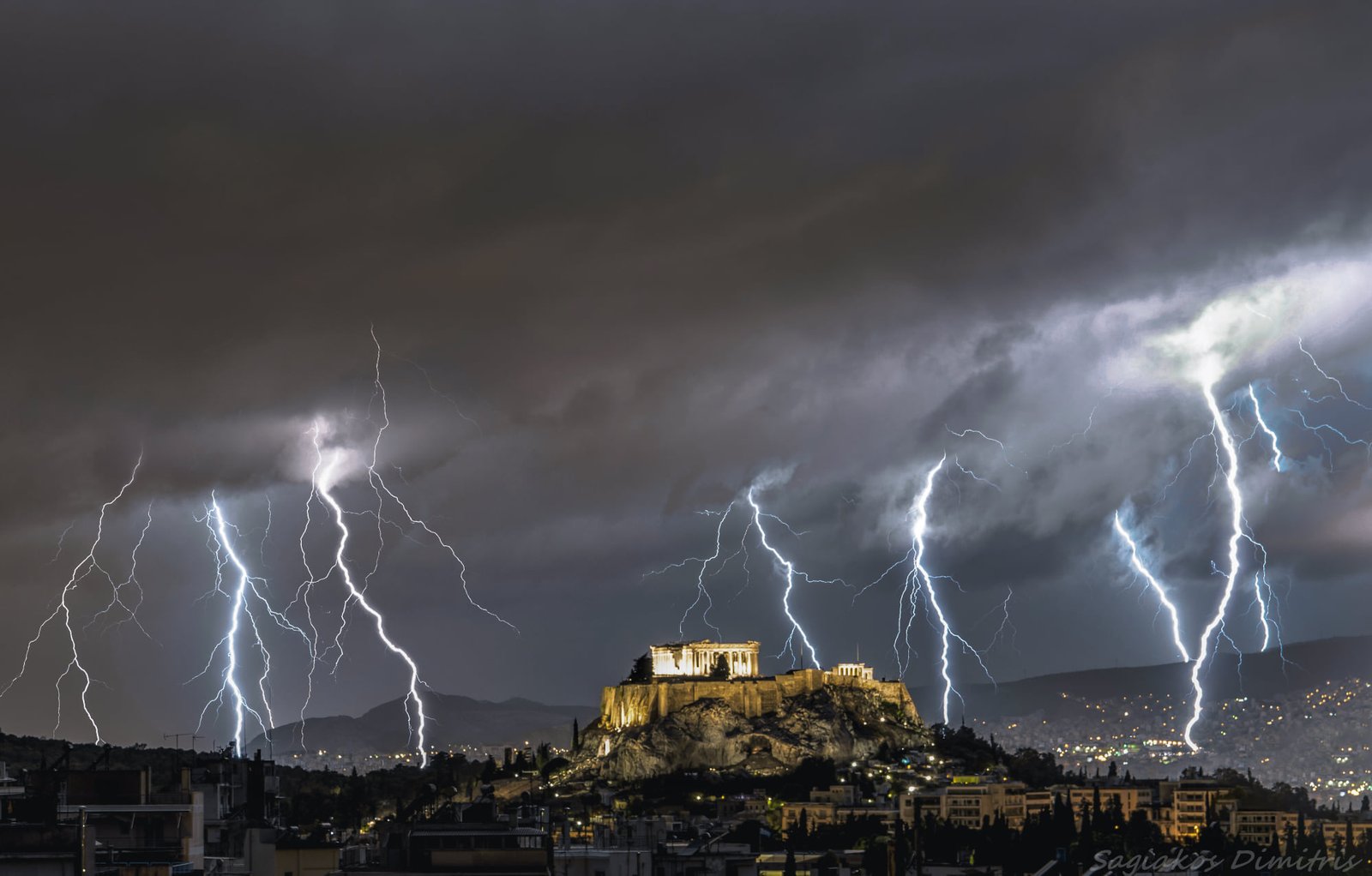 Read more about the article Η αστάθεια επανέρχεται φέρνοντας βροχές και σποραδικές καταιγίδες – Ποιες περιοχές θα επηρεάζονται περισσότερο