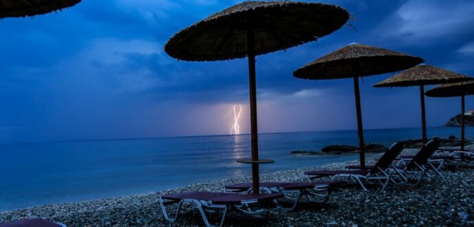Όταν η ηλιοφάνεια μετατρέπεται ξαφνικά σε … καταιγίδα – Όλα όσα πρέπει να γνωρίζουμε για τις θερμικές καταιγίδες στην Ελλάδα