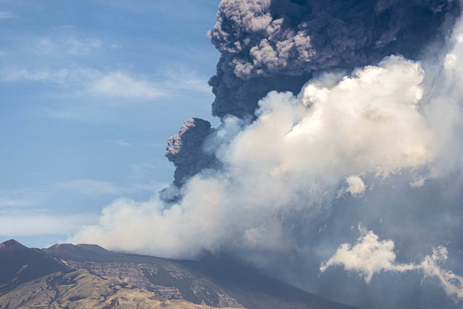 You are currently viewing Watch Live: Mount Etna in Sicily spews huge plumes of ash (Livestream)