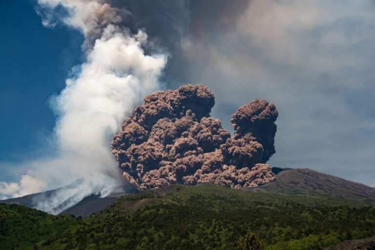Read more about the article Mount Etna: 5 facts about Europe’s most active volcano