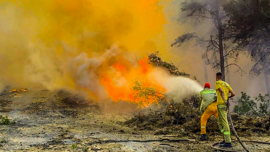 You are currently viewing Multiple wildfires ignite in western Türkiye, hundreds evacuated from İzmir