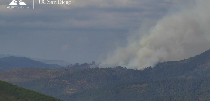 Horse Fire grows to 160 ha (400 acres) west of Lakehead, California after intense lightning storm