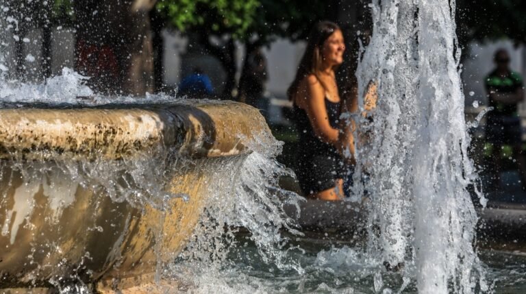 Read more about the article Ισχυρό κύμα καύσωνα στη χώρα μας τη νέα εβδομάδα – Που θα σημειωθούν 45αρια και πότε θα ”ανασάνουμε” ξανά