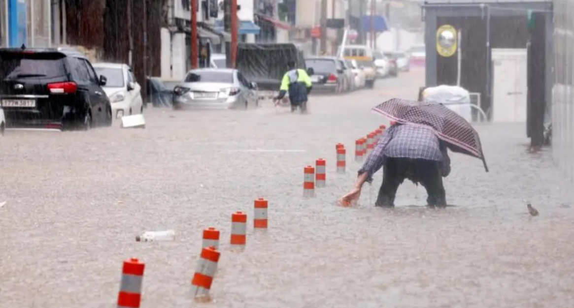 You are currently viewing Four dead, 1,300 evacuated as heavy rains hit South Korea