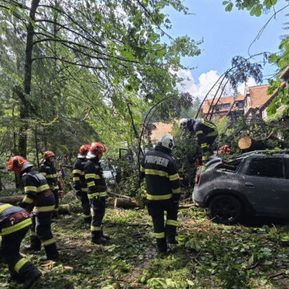 Ισχυρή ατμοσφαιρική διαταραχή έπληξε τη δυτική Ρουμανία – Σοβαρές ζημιές και τραυματισμοί στη Σινάια