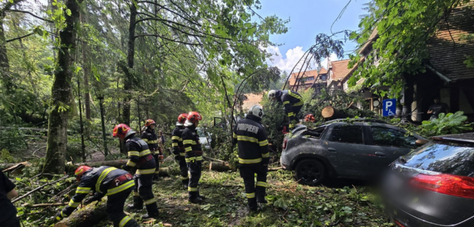 Ισχυρή ατμοσφαιρική διαταραχή έπληξε τη δυτική Ρουμανία – Σοβαρές ζημιές και τραυματισμοί στη Σινάια
