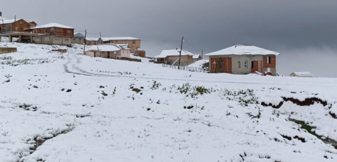 Τουρκία: Σπάνια χιονόπτωση Ιουλίου καλύπτει τις ορεινές περιοχές του Ριζέ και της Τραπεζούντας