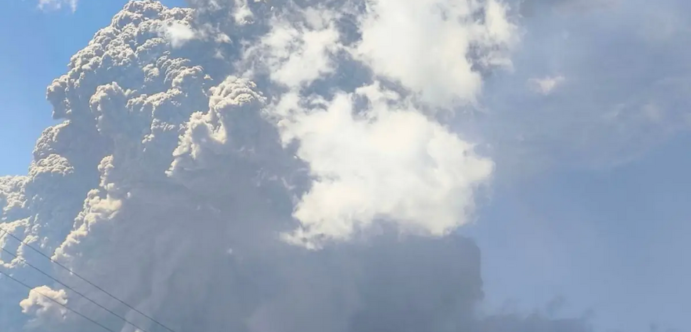 Indonesia: Major eruption at Mount Lewotobi Laki-laki sends ash to 19.6 km – Live image
