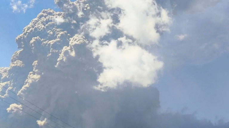 Read more about the article Indonesia: Major eruption at Mount Lewotobi Laki-laki sends ash to 19.6 km – Live image