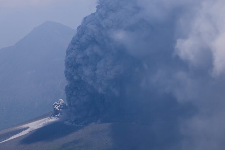 Read more about the article Explosive eruption at Shinmoedake blankets parts of Miyazaki and Kagoshima prefectures with ash, Japan