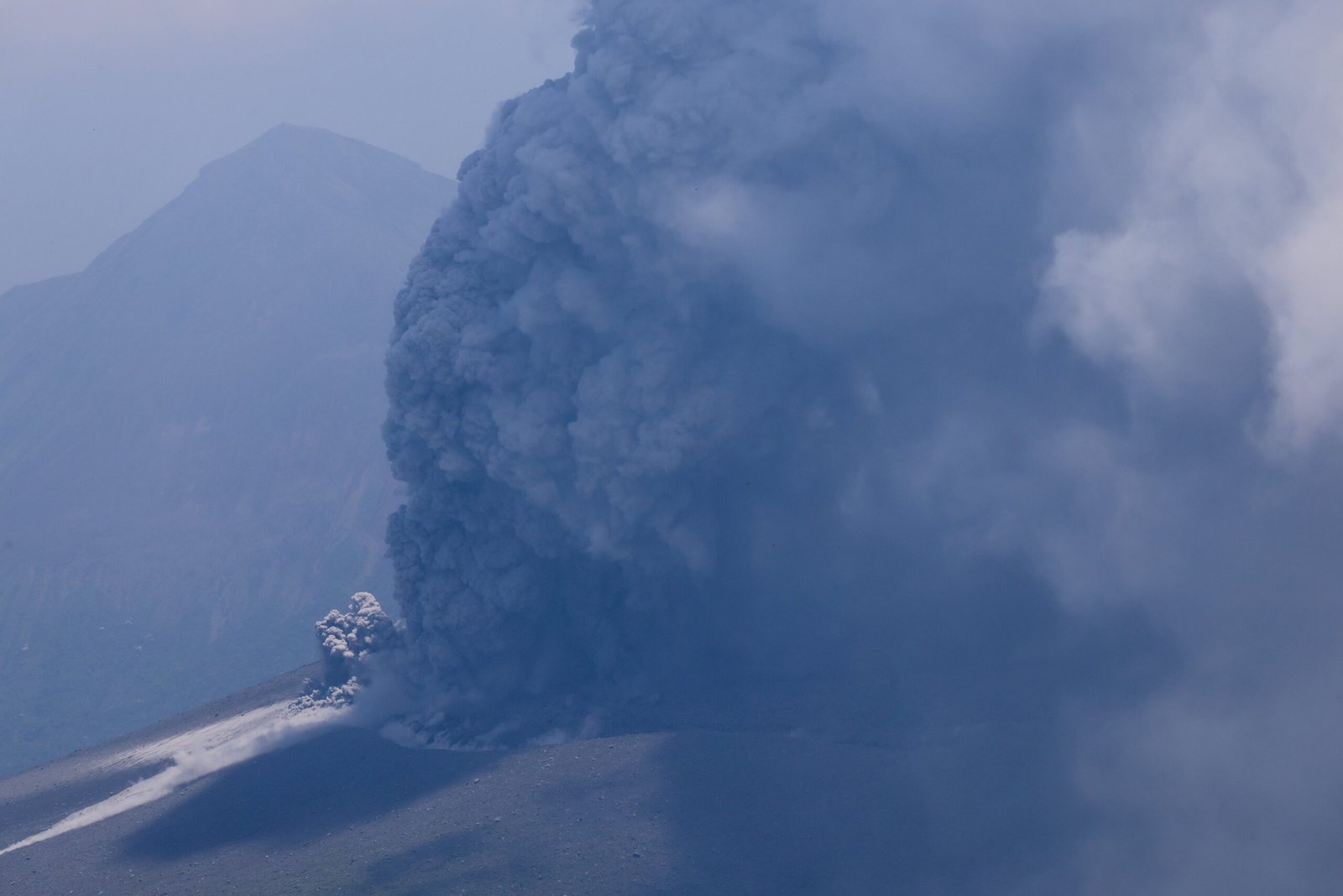 You are currently viewing Explosive eruption at Shinmoedake blankets parts of Miyazaki and Kagoshima prefectures with ash, Japan