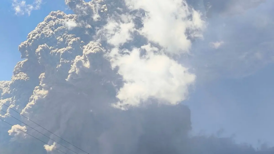You are currently viewing Indonesia: Major eruption at Mount Lewotobi Laki-laki sends ash to 19.6 km – Live image
