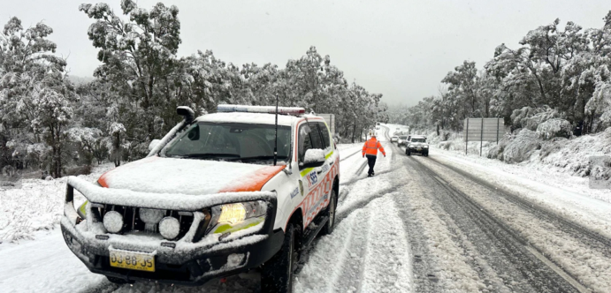 Hundreds of vehicles stranded as rare snowstorm hits New South Wales, Australia