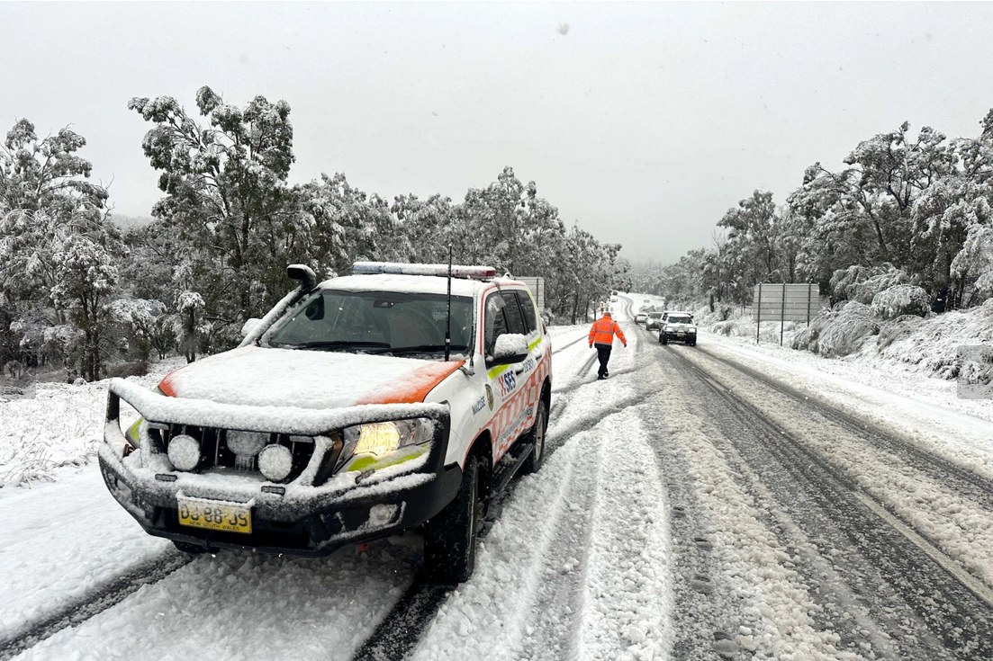 Hundreds of vehicles stranded as rare snowstorm hits New South Wales, Australia