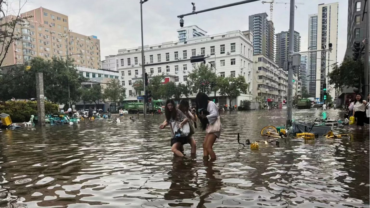 You are currently viewing Καταστροφικές πλημμύρες στην Κίνα: Τουλάχιστον 10 νεκροί και 33 αγνοούμενοι στην Κομητεία Γιουζόνγκ
