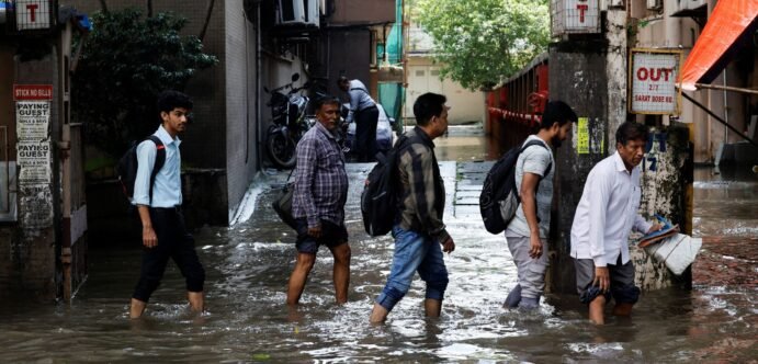 Ινδία: Ακραία βροχόπτωση πλημμύρισε την Καλκούτα, αφήνοντας πίσω της τουλάχιστον 12 νεκρούς