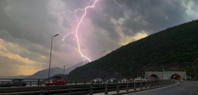 Αλλάζει το σκηνικό του καιρού τις επόμενες ώρες – Σε πτώση ο υδράργυρος και τοπικά ισχυρά φαινόμενα