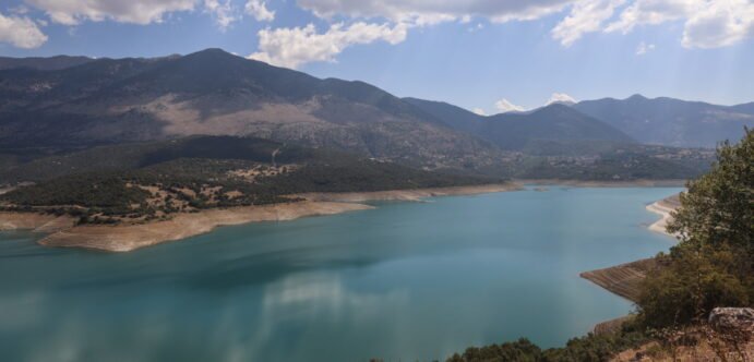 Η λίμνη του Μόρνου διαρκώς συρρικνώνεται – Σε χαμηλότερο επίπεδο δεκαετίας η έκταση της λίμνης