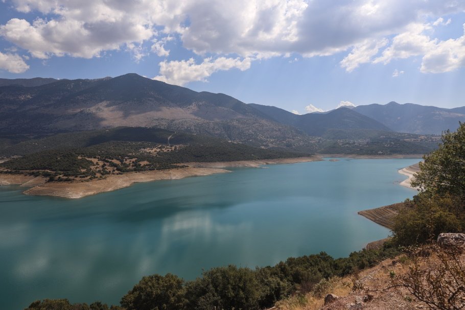Read more about the article Η λίμνη του Μόρνου διαρκώς συρρικνώνεται – Σε χαμηλότερο επίπεδο δεκαετίας η έκταση της λίμνης