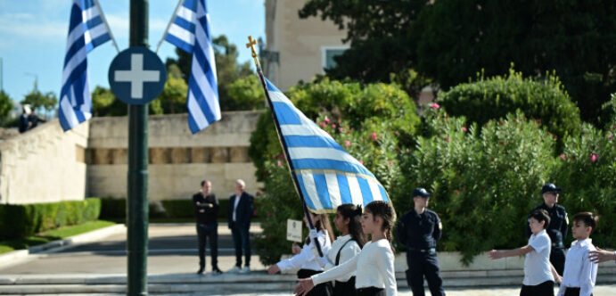 Με τι καιρό θα κυλήσει το Σαββατοκύριακο για τη χώρα – Πώς θα πραγματοποιηθούν οι παρελάσεις την 28η Οκτωβρίου