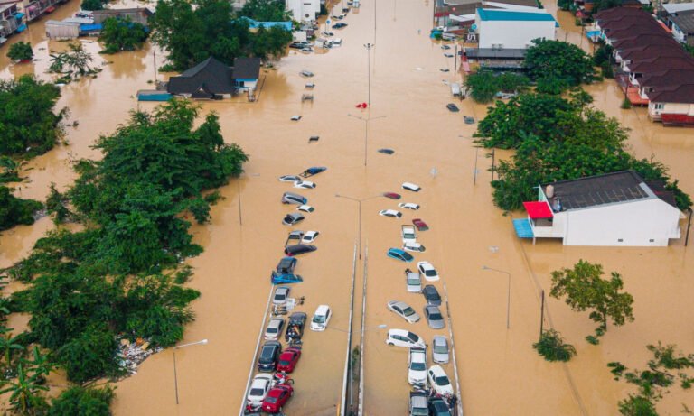 Read more about the article Σφοδρές πλημμύρες στη Νοτιοανατολική Ασία: Εκκενώσεις, νεκροί και πρωτοφανείς καταστροφές στη Ταϊλάνδη