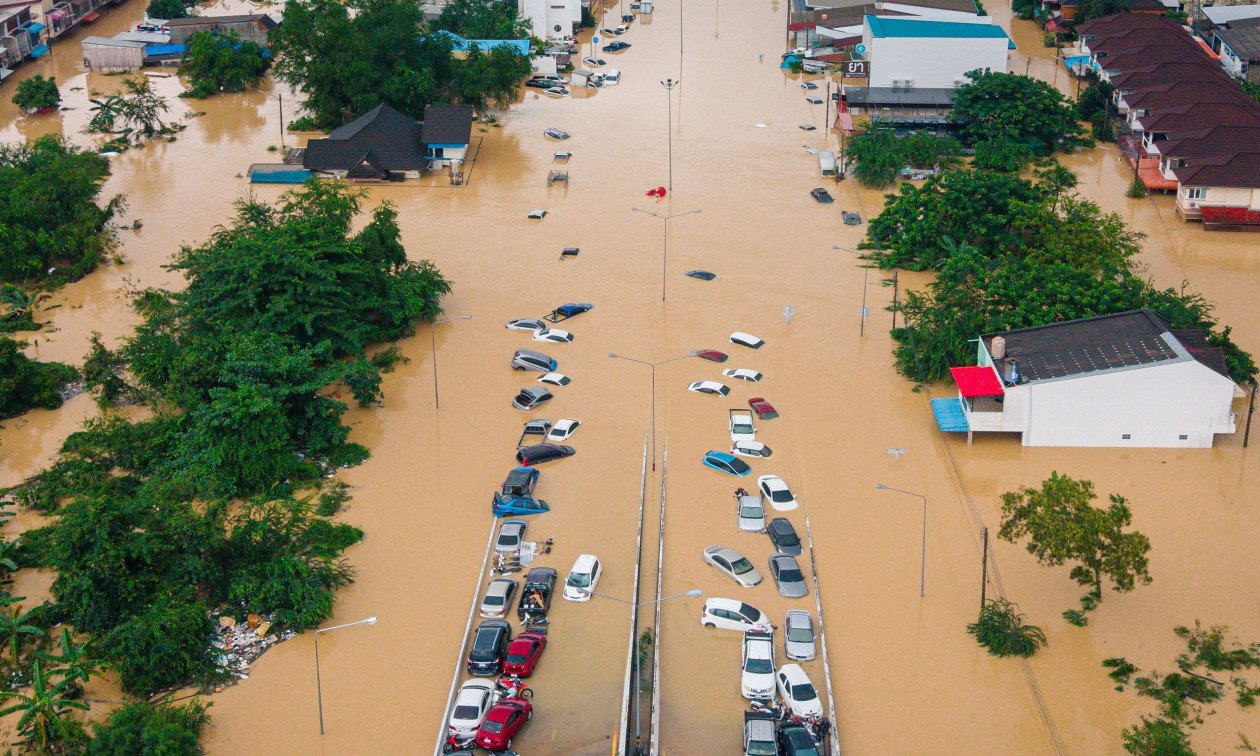 You are currently viewing Σφοδρές πλημμύρες στη Νοτιοανατολική Ασία: Εκκενώσεις, νεκροί και πρωτοφανείς καταστροφές στη Ταϊλάνδη