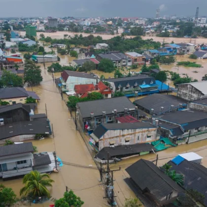 Dramatic Rooftop Rescue of Family Trapped by Severe Flooding in Thailand