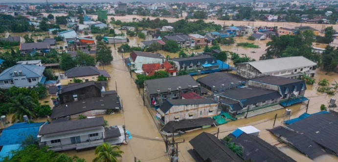Dramatic Rooftop Rescue of Family Trapped by Severe Flooding in Thailand