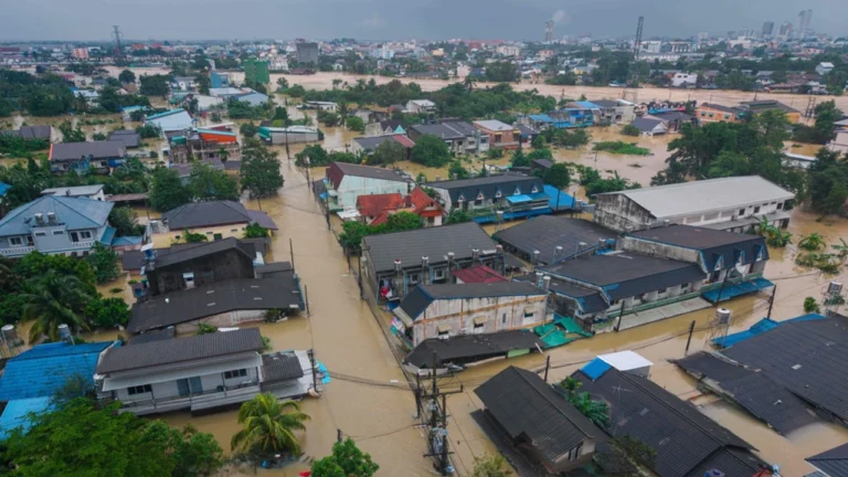 Read more about the article Dramatic Rooftop Rescue of Family Trapped by Severe Flooding in Thailand