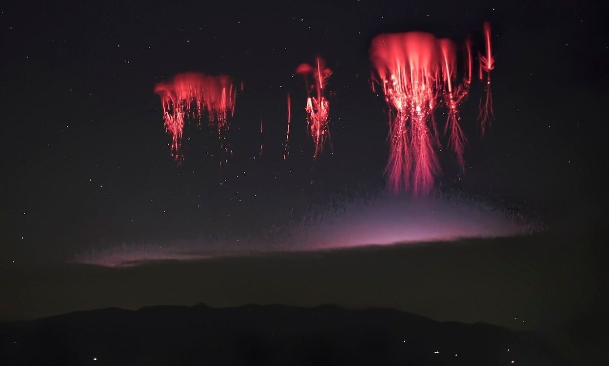 Read more about the article Τεράστιος κόκκινος δακτύλιος 230 χλμ. εμφανίστηκε στον ουρανό – Το εντυπωσιακό κλικ του φωτογράφου