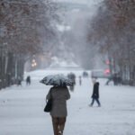 Εντυπωσιακές εικόνες από το χιονισμένο Παρίσι – Σε πίστα σκι μετατράπηκε η Μονμάρτη