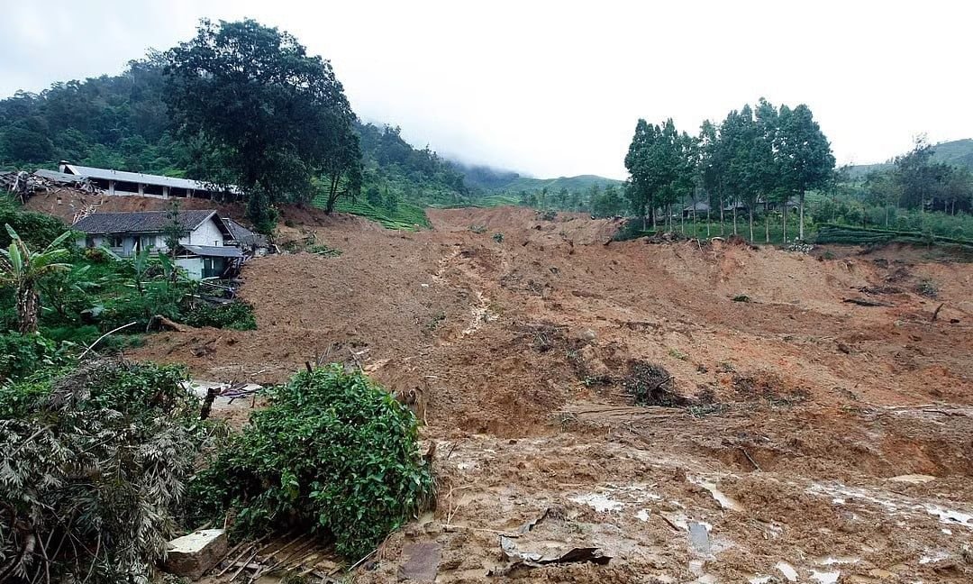 You are currently viewing Τραγωδία στην Ινδονησία: Επτά νεκροί και δεκάδες αγνοούμενοι από κατολίσθηση