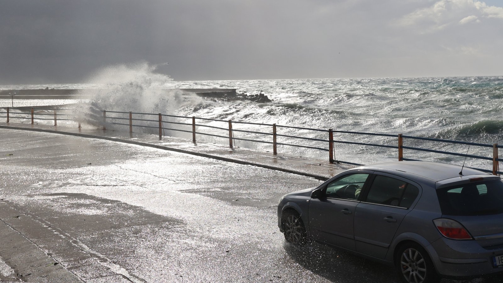 Read more about the article Επικίνδυνο βαρομετρικό χαμηλό φέρνει θυελλώδεις ανέμους, ισχυρές καταιγίδες και πυκνές χιονοπτώσεις – Τι δείχνουν τα τελευταία στοιχεία