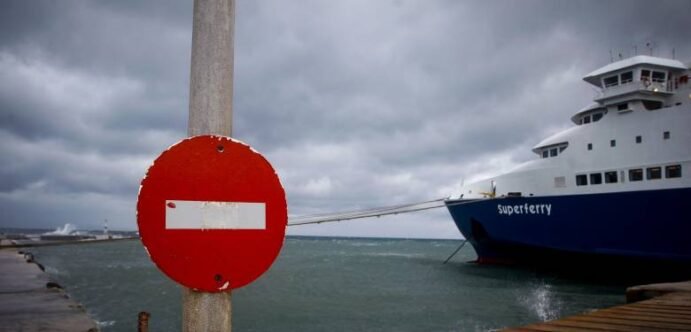 Απαγορευτικό απόπλου από το λιμάνι του Πειραιά – Ποια δρομολόγια ακυρώθηκαν