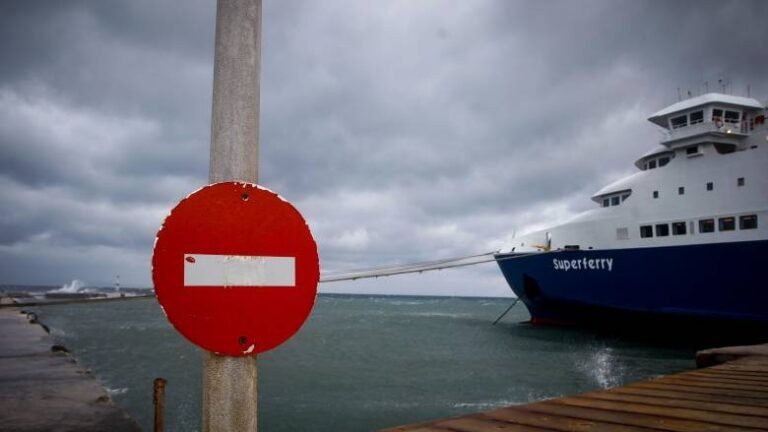 Read more about the article Απαγορευτικό απόπλου από το λιμάνι του Πειραιά – Ποια δρομολόγια ακυρώθηκαν