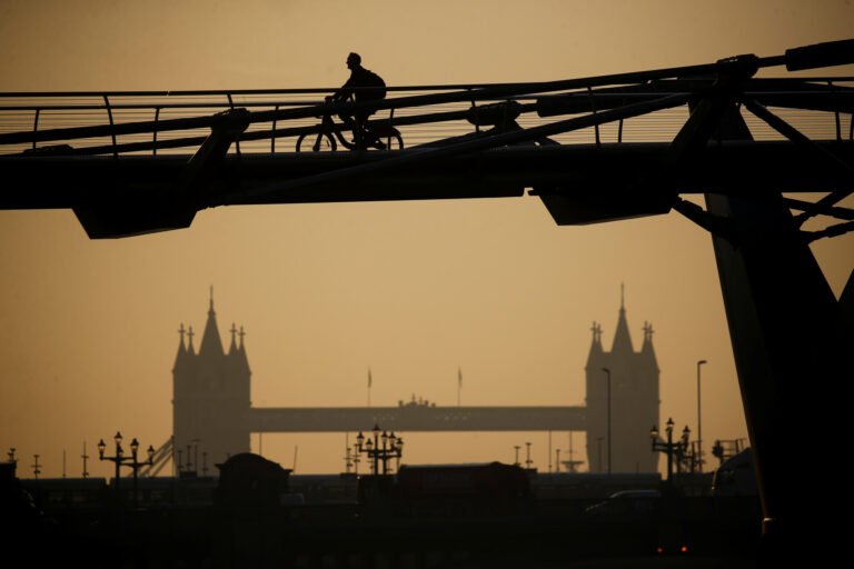 Read more about the article Η πιο ζεστή και ηλιόλουστη χρονιά που έχει καταγραφεί στη Βρετανία ήταν το 2025