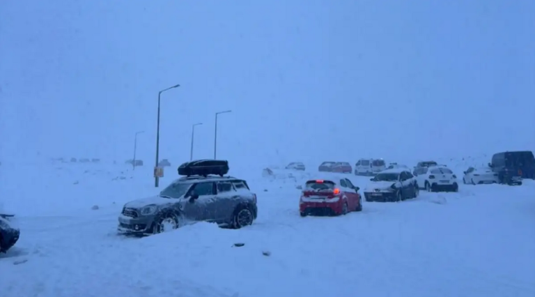 Read more about the article Δράμα: Πάνω από 100 άτομα εγκλωβίστηκαν στο χιονοδρομικό κέντρο Φαλακρού – Ολοκληρώθηκε με ασφάλεια ο απεγκλωβισμός τους