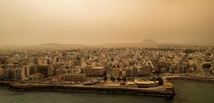 Θυελλώδεις άνεμοι και Αφρικανική σκόνη έπληξαν τη χώρα μας σήμερα Κυριακή – Άνω των 10 Μποφόρ οι ριπές του ανέμου