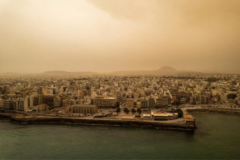 Read more about the article Θυελλώδεις άνεμοι και Αφρικανική σκόνη έπληξαν τη χώρα μας σήμερα Κυριακή – Άνω των 10 Μποφόρ οι ριπές του ανέμου