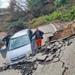 Κακοκαιρία: Αυτοκίνητο κινδύνευσε να παρασυρθεί από την καθίζηση που «έκοψε» τον δρόμο στα Τζουμέρκα (Εικόνες)