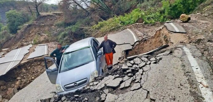 Κακοκαιρία: Αυτοκίνητο κινδύνευσε να παρασυρθεί από την καθίζηση που «έκοψε» τον δρόμο στα Τζουμέρκα (Εικόνες)