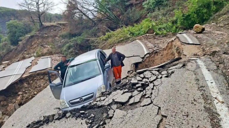 Read more about the article Κακοκαιρία: Αυτοκίνητο κινδύνευσε να παρασυρθεί από την καθίζηση που «έκοψε» τον δρόμο στα Τζουμέρκα (Εικόνες)