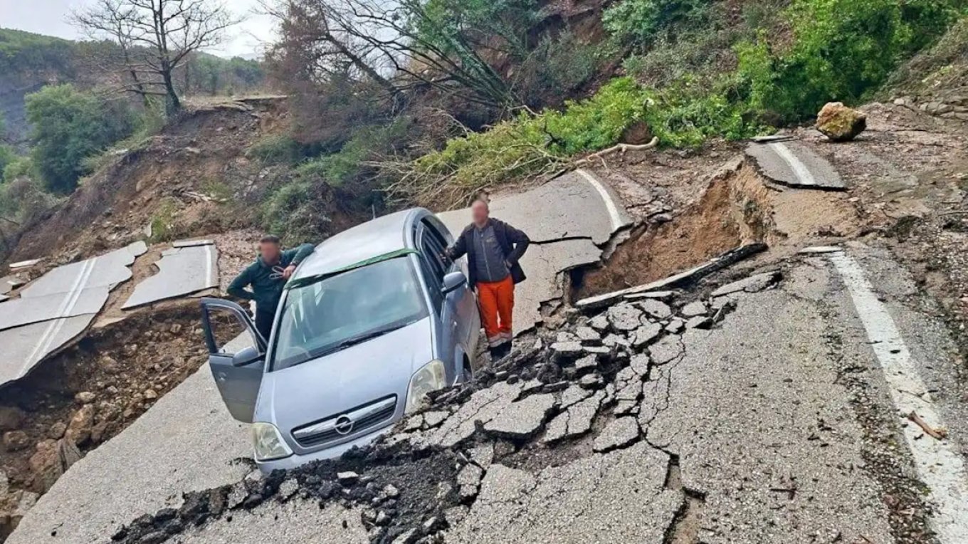 You are currently viewing Κακοκαιρία: Αυτοκίνητο κινδύνευσε να παρασυρθεί από την καθίζηση που «έκοψε» τον δρόμο στα Τζουμέρκα (Εικόνες)