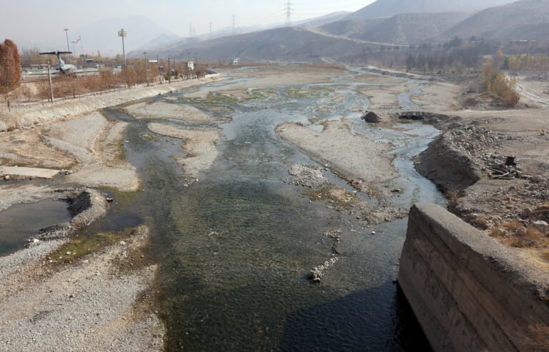 Read more about the article Ιράν: Πόλεμος, κλιματική αλλαγή και λειψυδρία απειλούν την Τεχεράνη με «Day Zero»