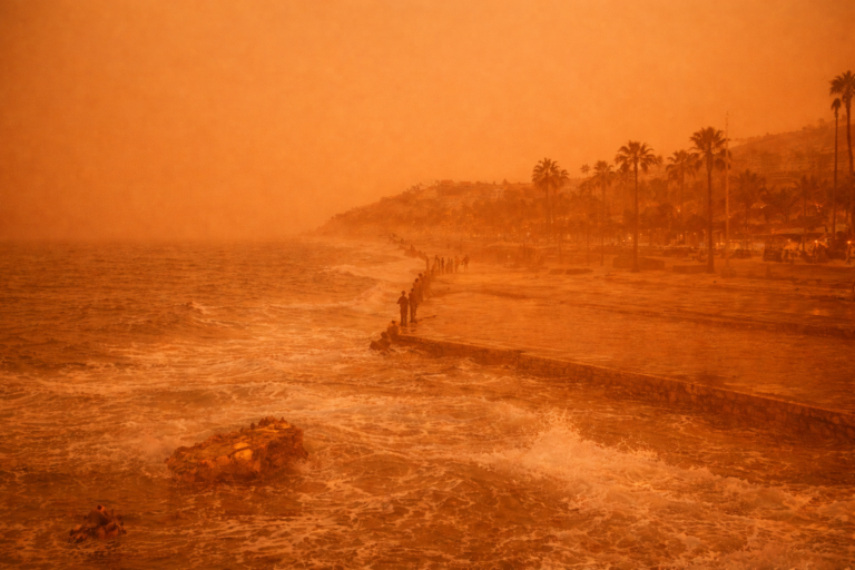 Read more about the article Σε πλήρη εξέλιξη βρίσκεται η κακοκαιρία «ERMINIO» με καταιγίδες, θυελλώδεις ανέμους και μεταφορά σκόνης – Πως θα κυλήσουν οι επόμενες ώρες