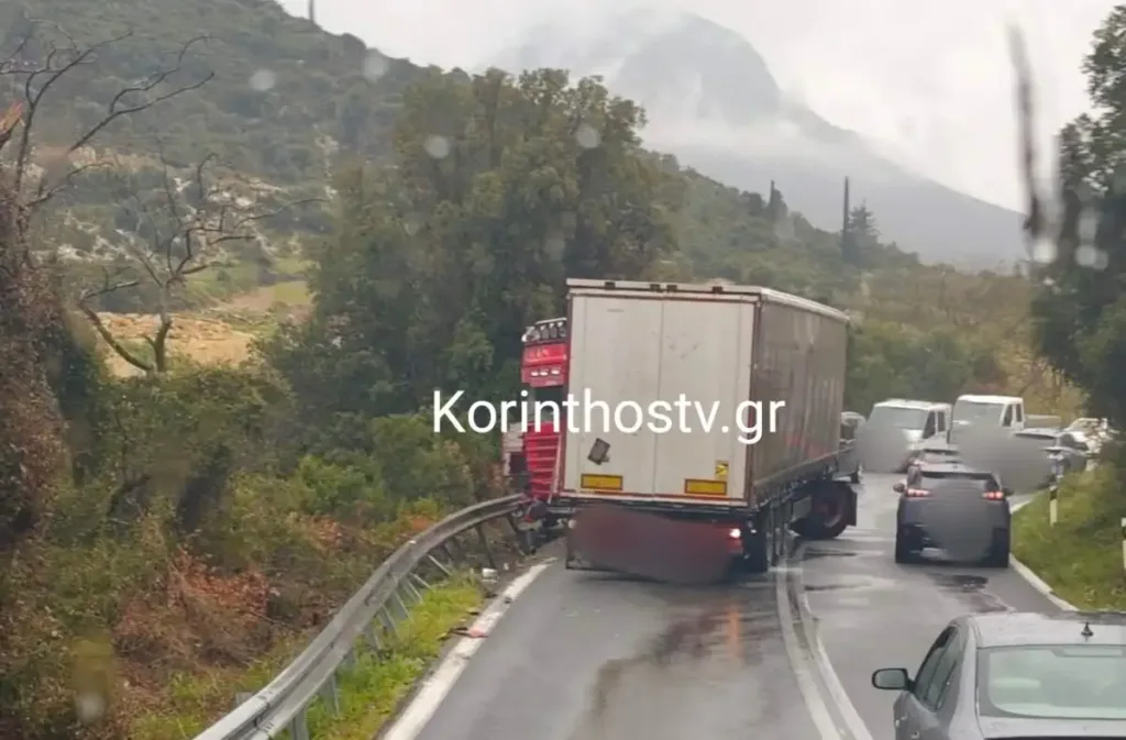 You are currently viewing Κακοκαιρία «Erminio»: Νταλίκα δίπλωσε στην παλιά εθνική Κορίνθου – Άργους, κλειστό το ένα ρεύμα